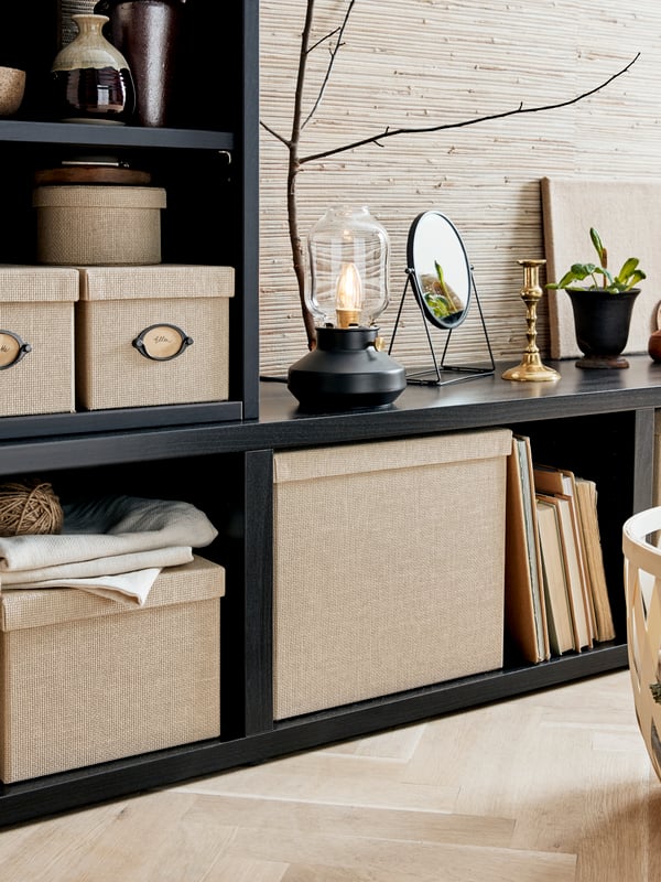 A beige KVARNVIK storage box with lid in the living room