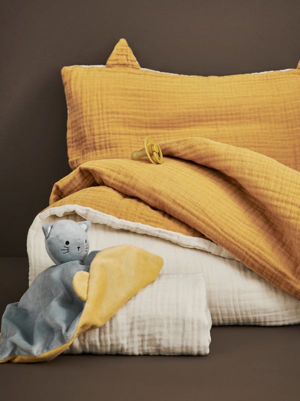 A blue yellow/cat GULDVÄVARE comfort blanket with soft toy in the NA