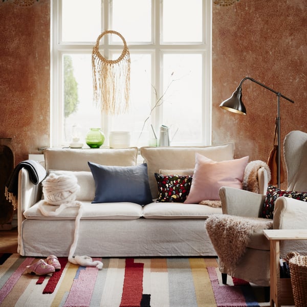 A room setting featuring a SÖDERHAMN sofa with assorted cushions.