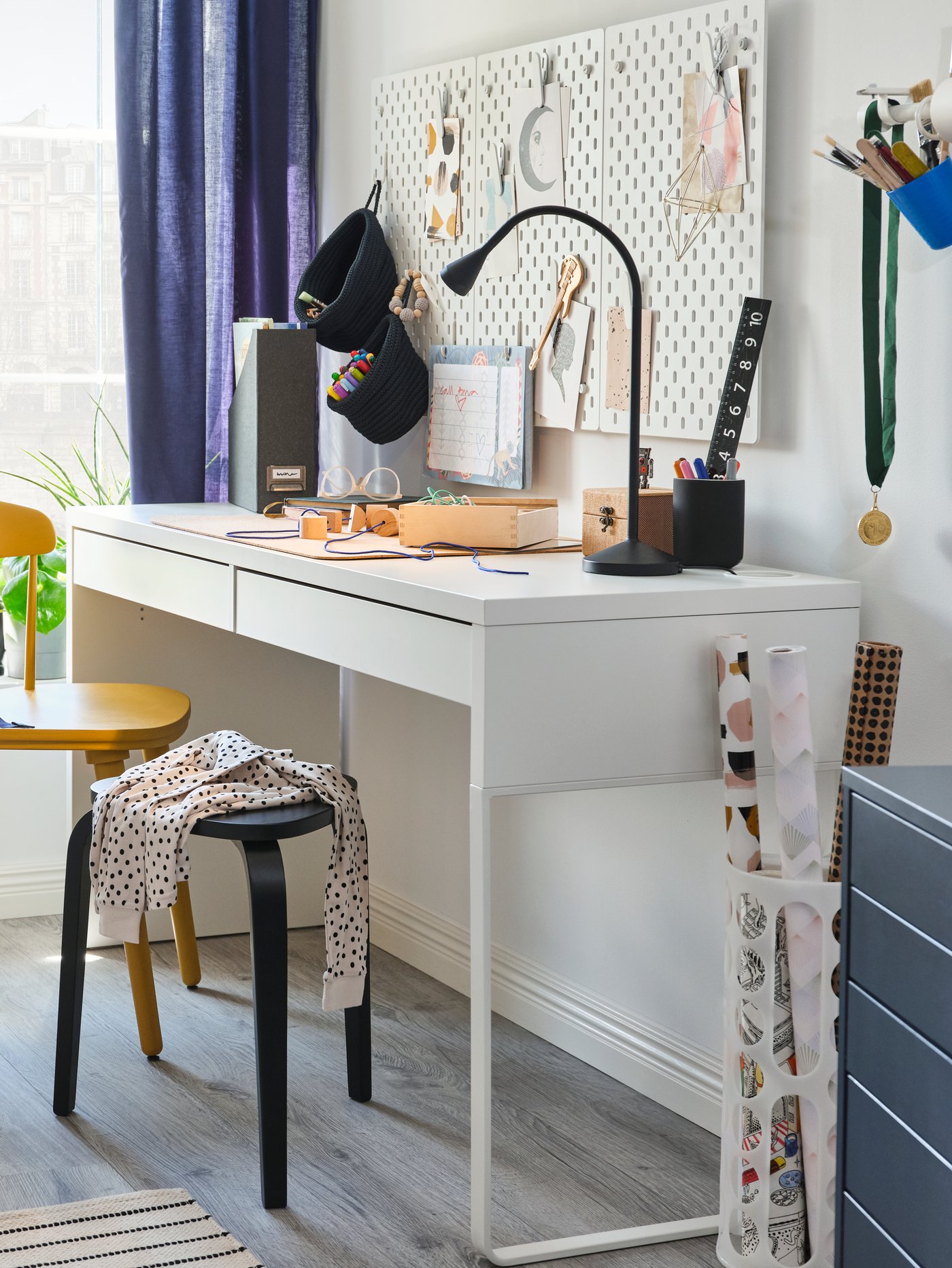 An yellow OMTÄNKSAM chair in the home office