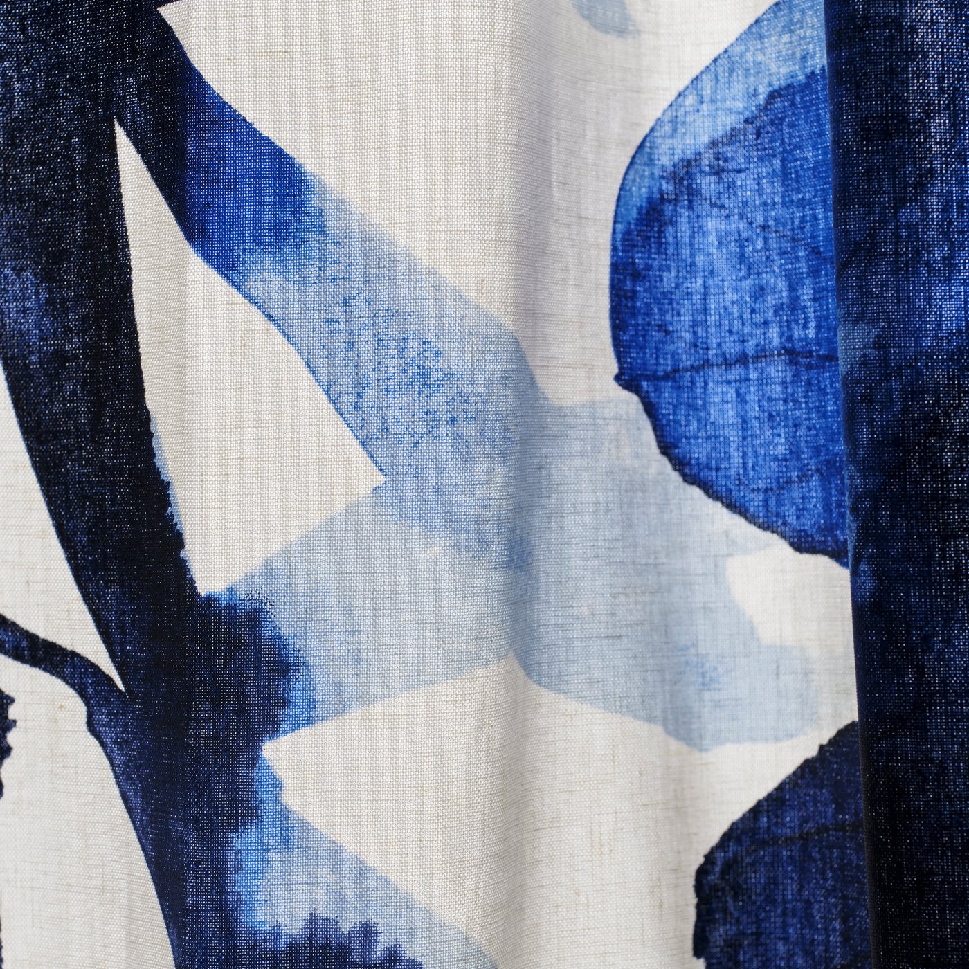 White/blue SKOGSNÄSSLA curtains adorned with a floral pattern.