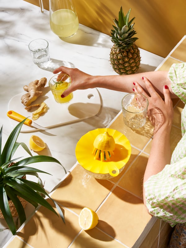 A person squeezing lemons with UPPFYLLD lemon squeezer.