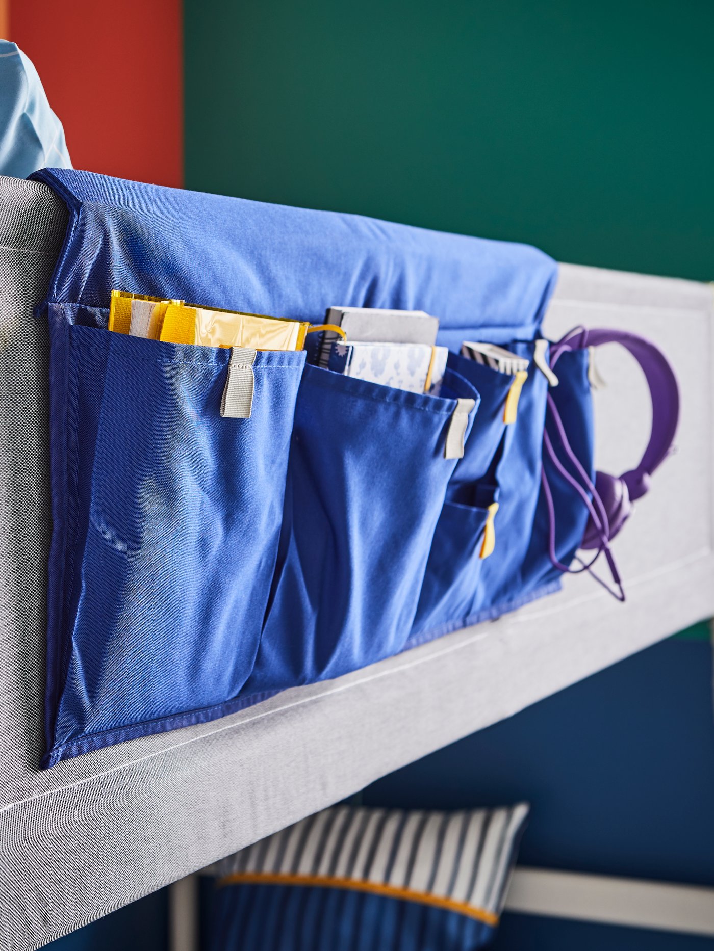 A blue MÖJLIGHET bed pocket in the bedroom