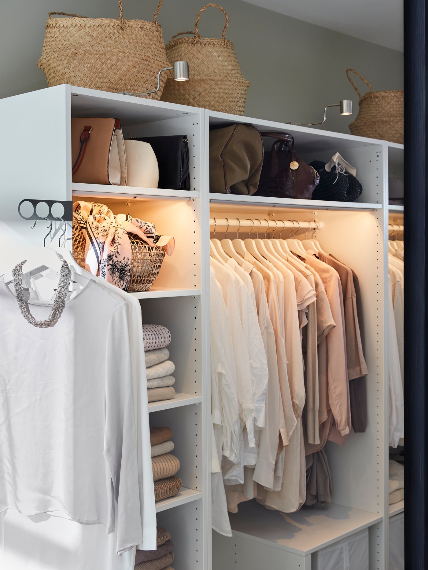 A white KOMPLEMENT clothes rail in the bedroom