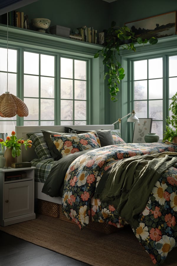 A dark green/check BANBJÖRNBÄR duvet cover and 2 pillowcases in the bedroom