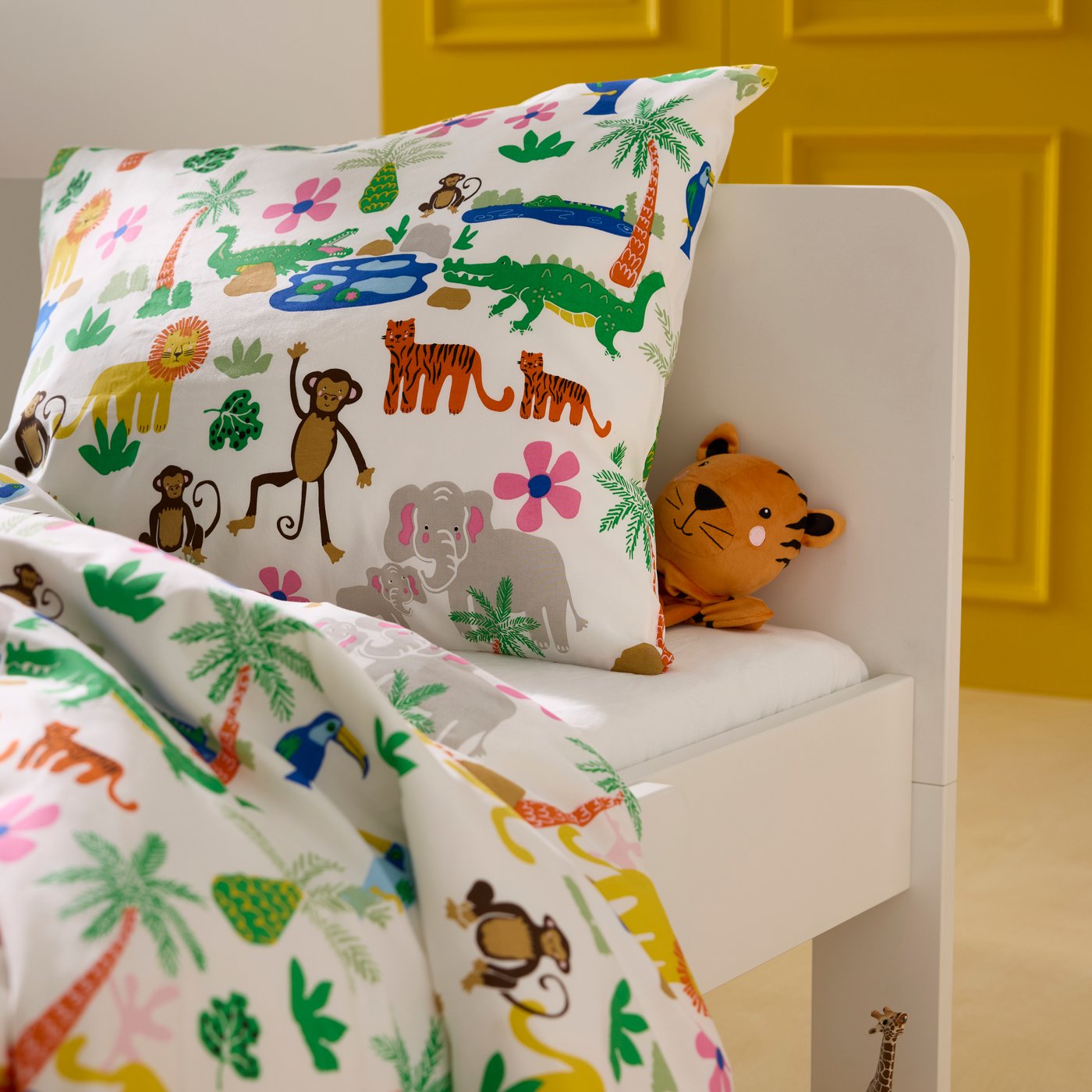 Ein SLÄKT Bett mit einer NATTHÄGER Bettwäsche in einem Kinderzimmer
