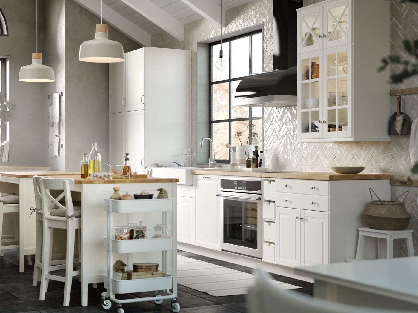 A SEKTION kitchen with BODBYN doors and glass doors in off-white, a RÅSKOG trolley, BUNKEFLO pendant lamps in beige/birch.