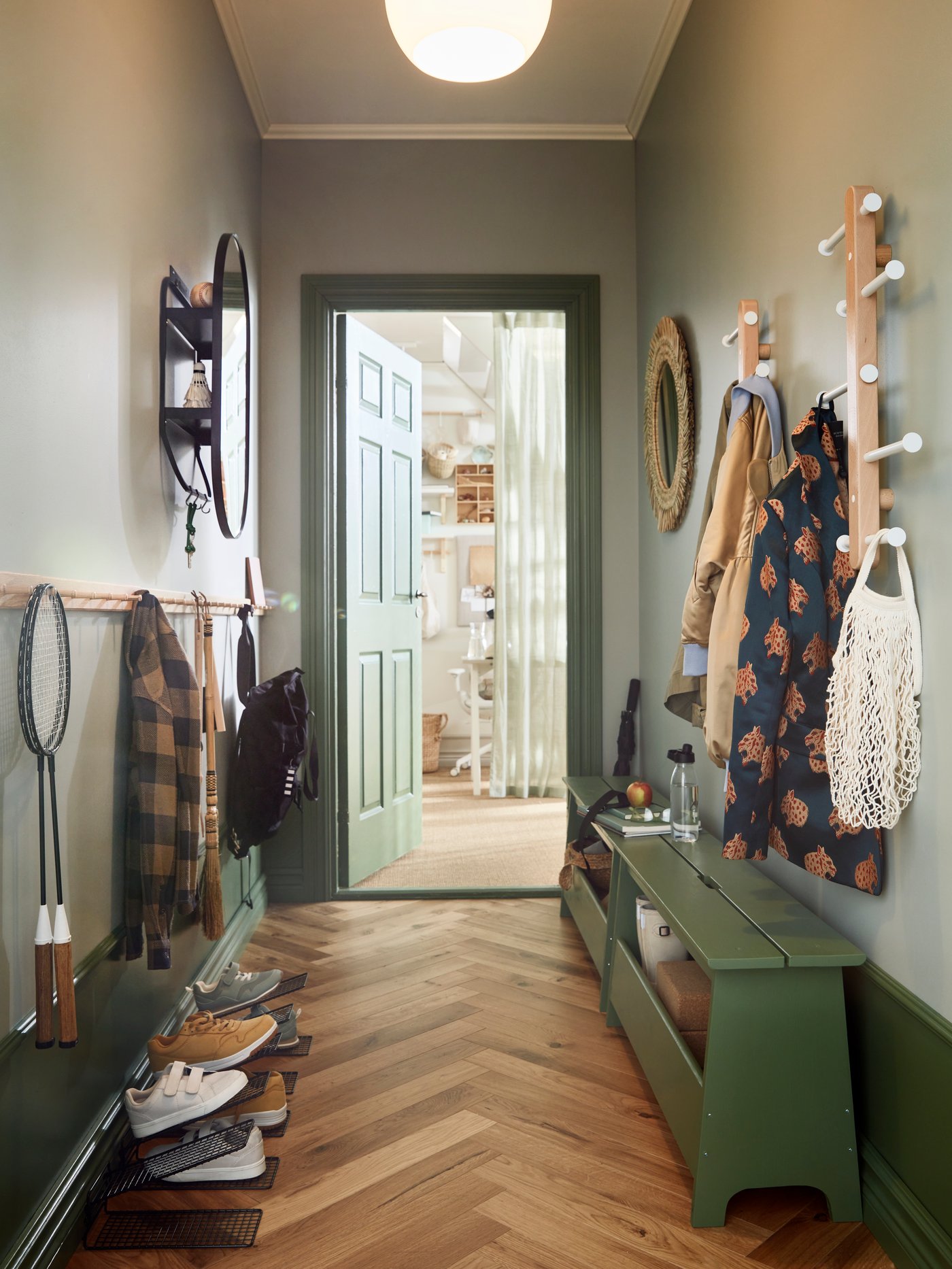 Une entrée étroite avec deux patères verticales PLOGA, deux bancs PERJOHAN avec rangement et des range-chaussures SKOSTALL.