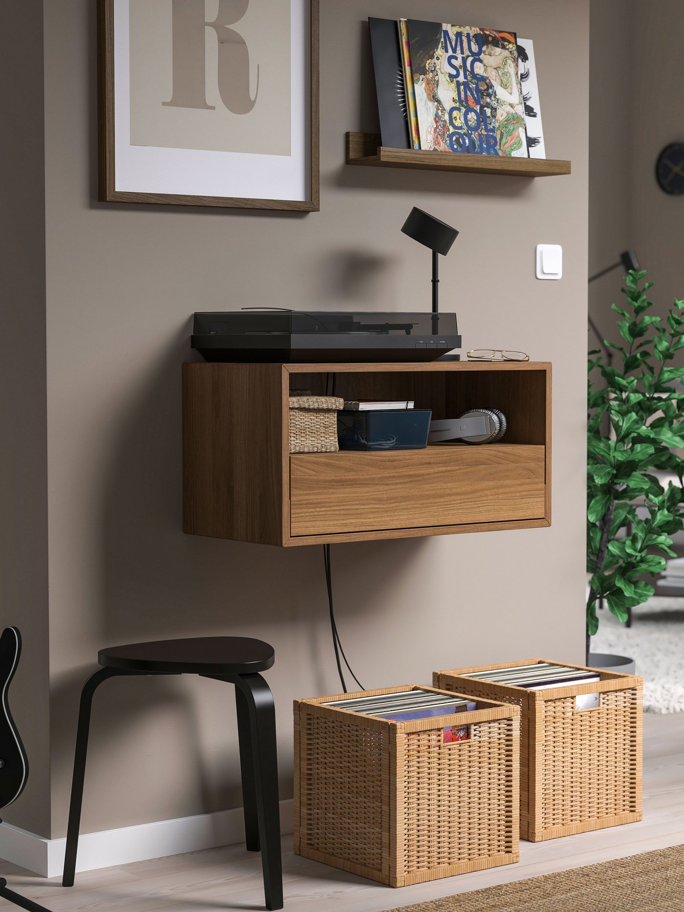 Un mueble flotante EKET con una puerta en la parte inferior organia un tocadiscos en un living.