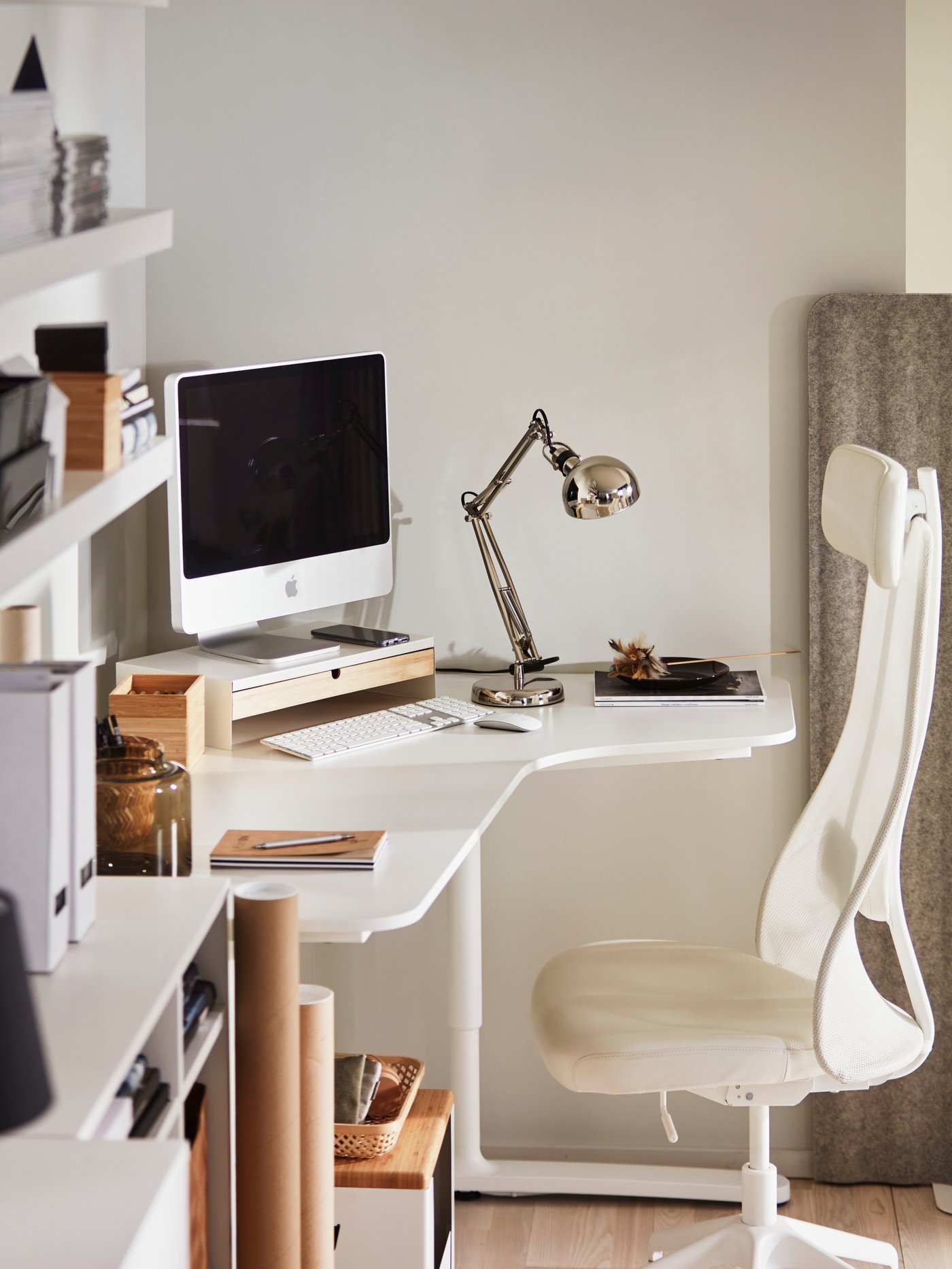 IKEA FORSÅ black wall lamp on a BEKANT white desk and a JÄRVFJÄLLET grann white office chair with armrests in the home office