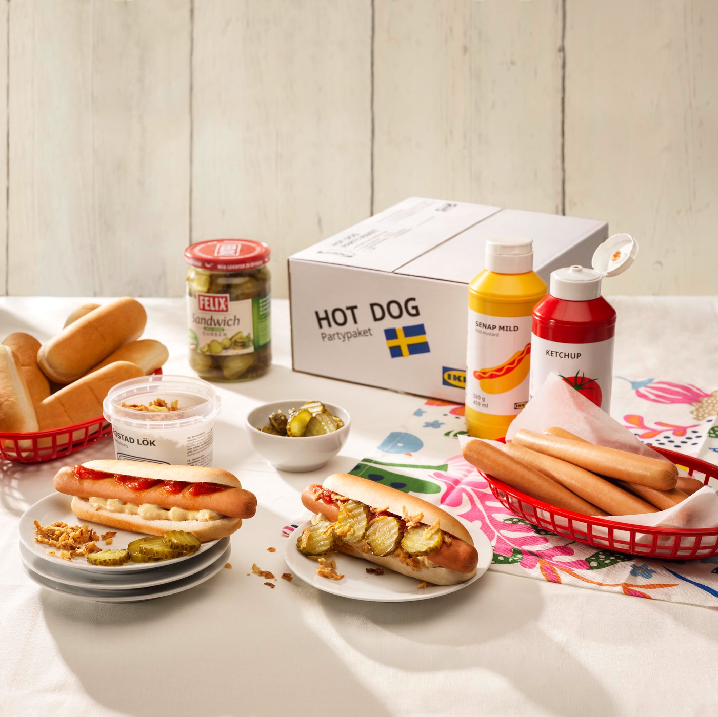 Ein Tisch auf dem ein Hot Dog Party Paket zu sehen ist. 