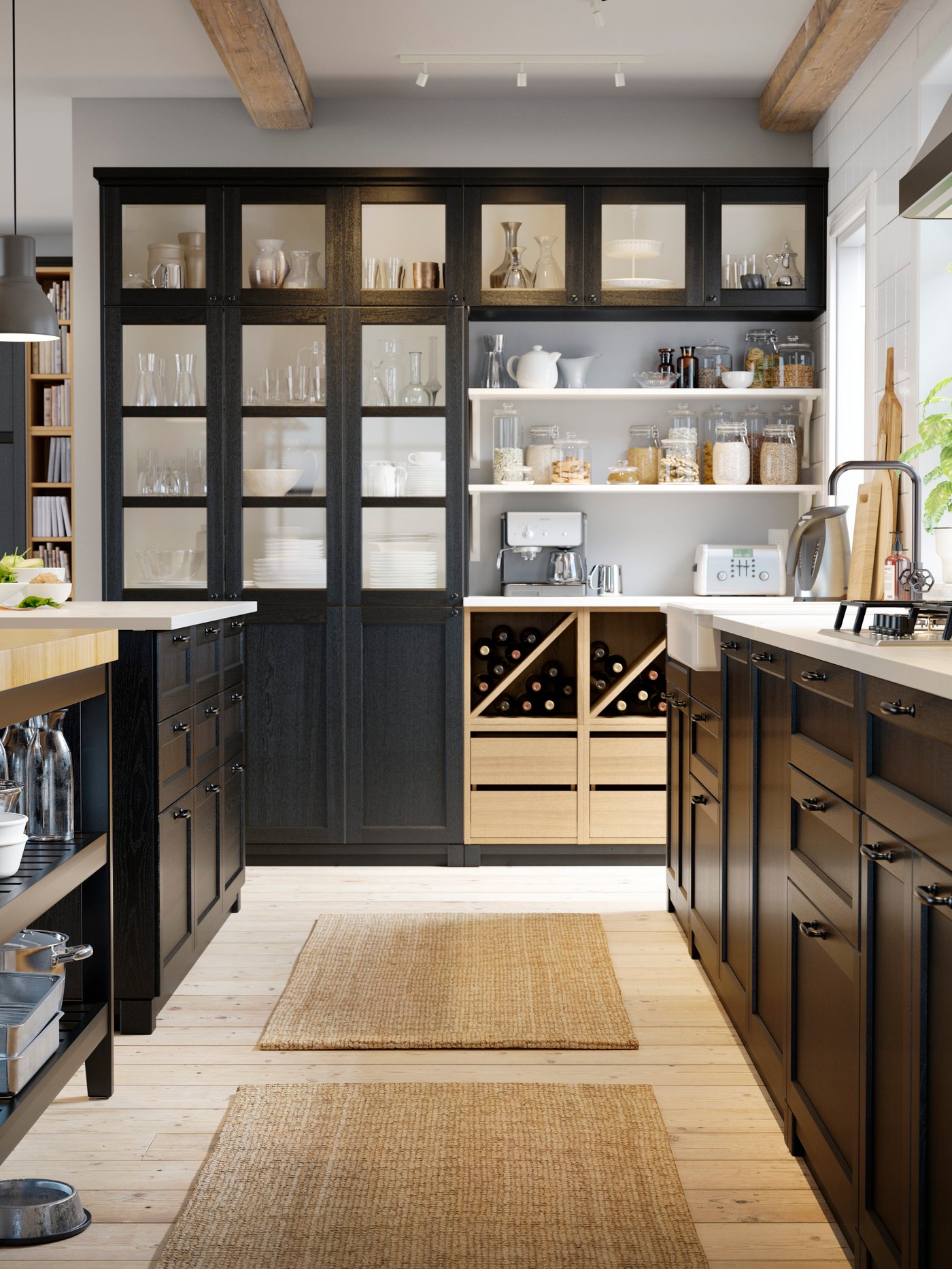 Schwarze Holzküche im Landhausstil mit LERHYTTAN Küchenfronten und VADHOLMA Kücheninsel.