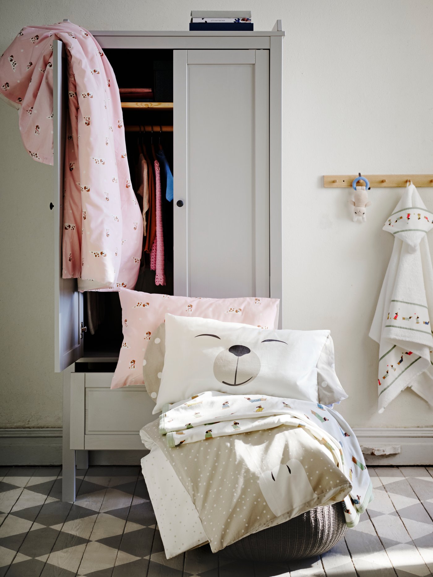 Un clóset infantil SUNDVIK gris.