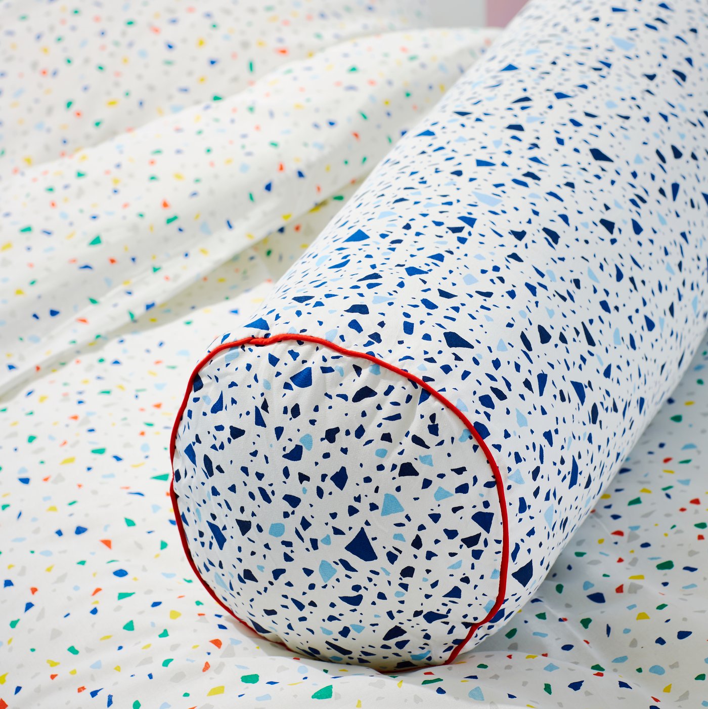 Copripiumino e federa MÖJLIGHET di colore bianco, con motivo a mosaico.