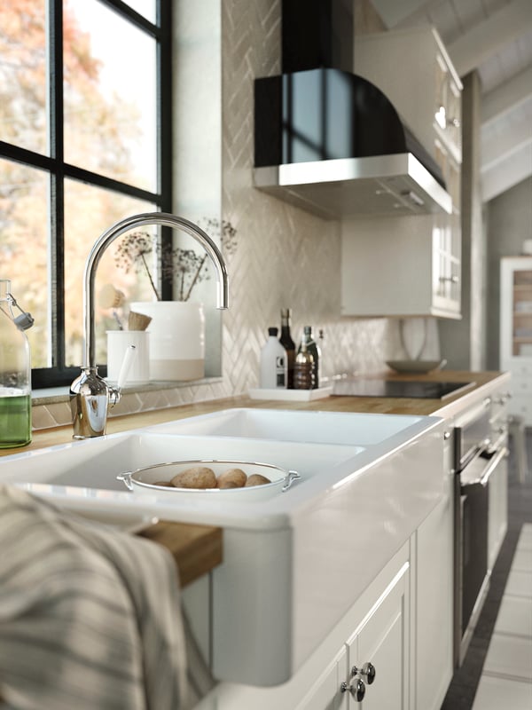 A HAVSEN sink bowl in white, a MARIATHERES dish towel in linen beige/stripe and a black UNGDOMLIG wall mounted extractor hood.