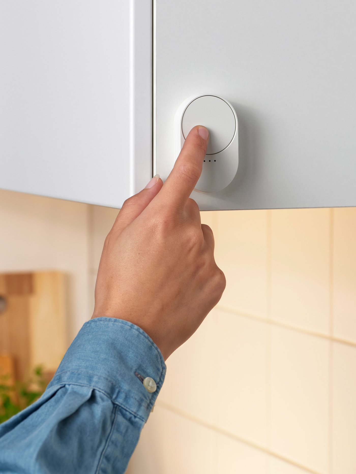 A white smart/scroll wheel BILRESA remote control