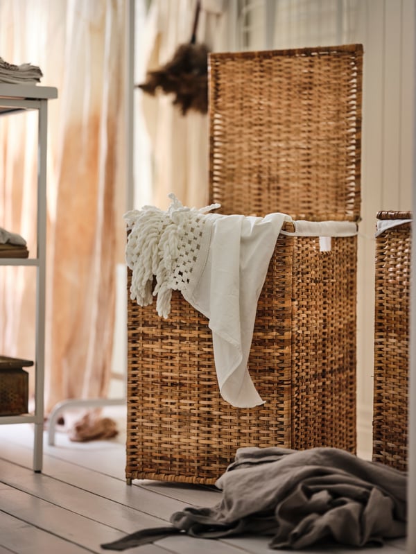 A rattan BRANÄS laundry basket with lining in the laundry room