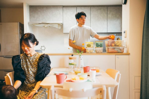 ダイニングとカウンターキッチンにいる相談者たち