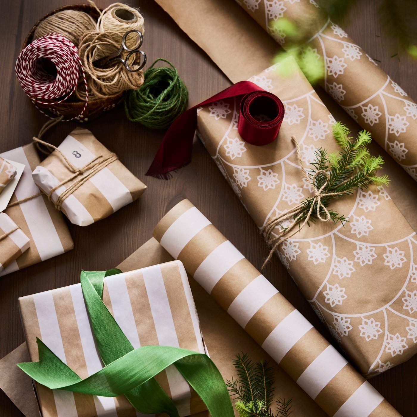 Eine braune VINTERFINT-Geschenkpapierrolle mit gemischten Mustern.
