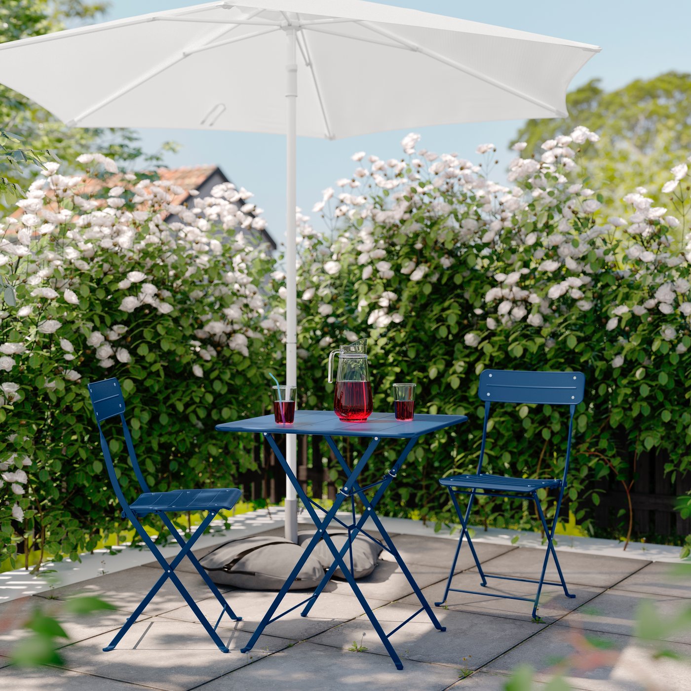 A dark blue outdoor SUNDSÖ table outside
