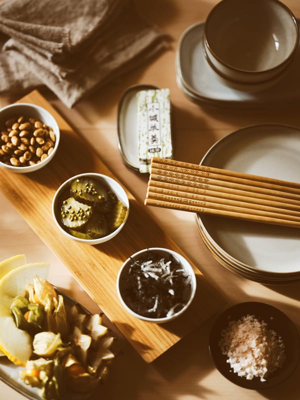 Mesa con platos de aperitivo y tablas de madera.