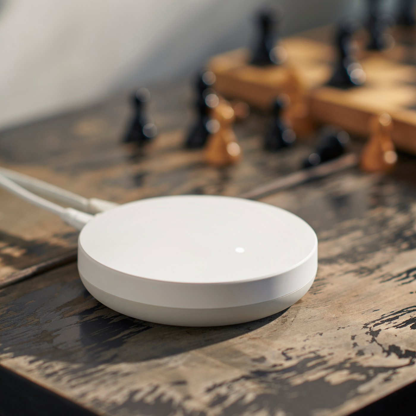 Un hub per prodotti smart DIRIGERA bianco.