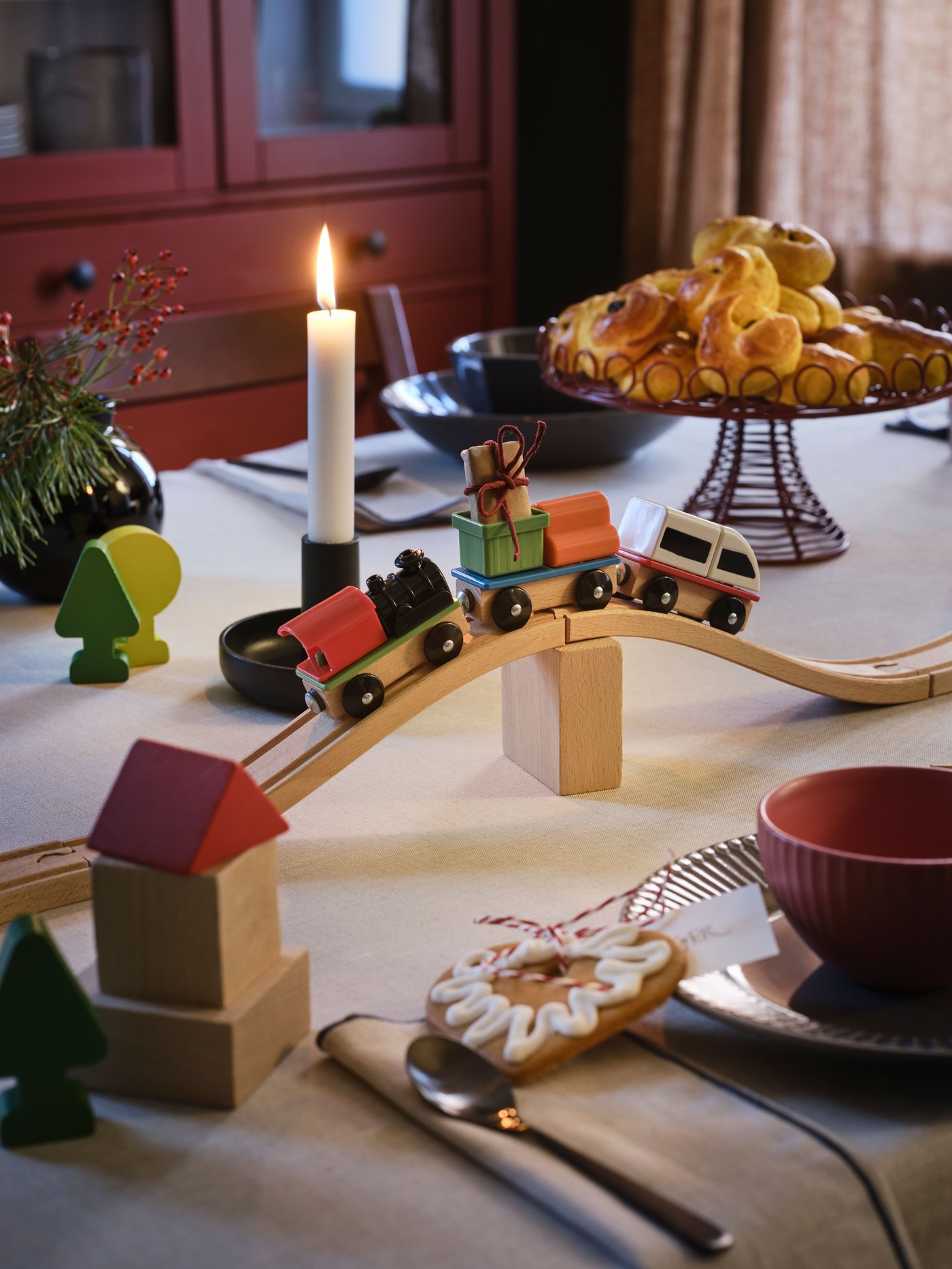 A black HEDERVÄRD candlestick