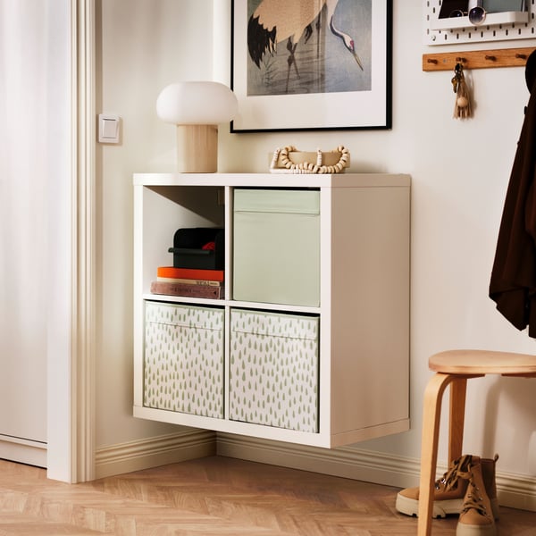 An oak HÖVOLM rack with 6 knobs in the hallway
