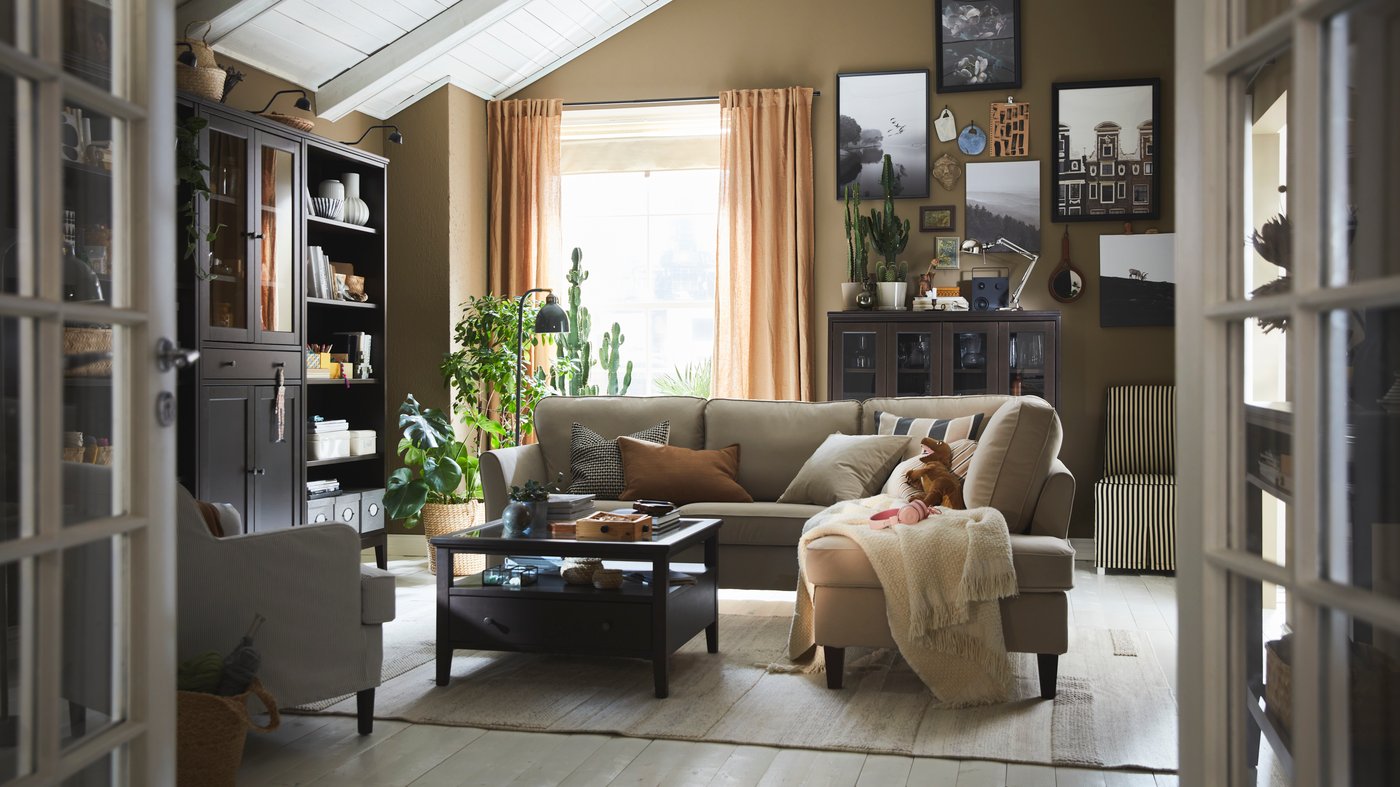 EKHOLMA ugaona sofa s nekoliko dodatnih jastučića i IDANÄS stočić za kafu nalaze se nasred tradicionalne dnevne sobe.