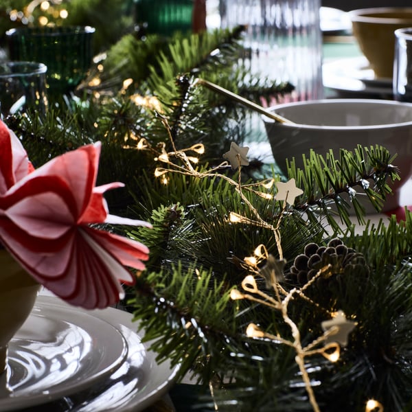 A battery-operated mini/star gold-colour STRÅLA LED lighting chain with 80 lights