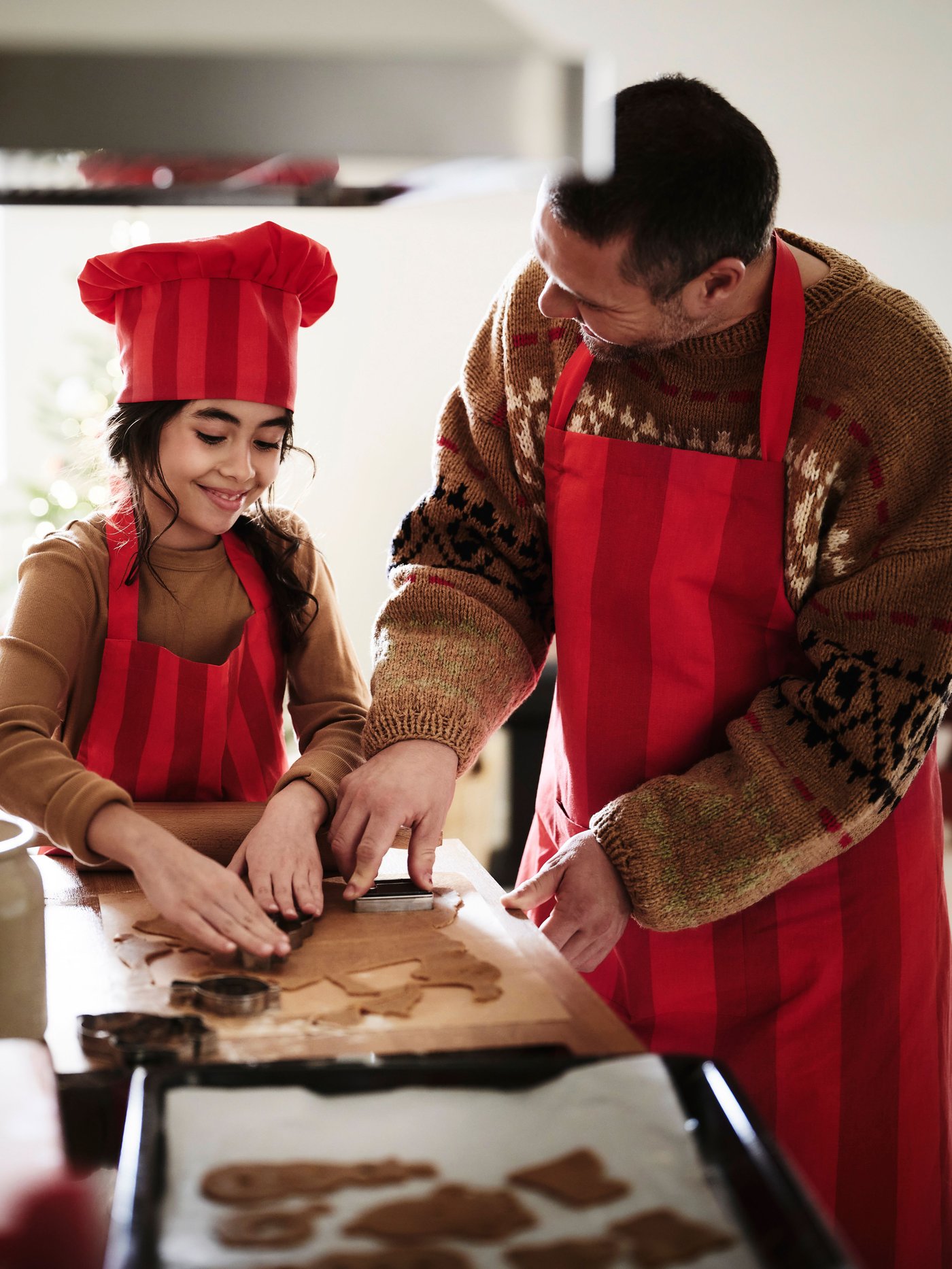 A striped red VINTERFINT apron in the kitchen