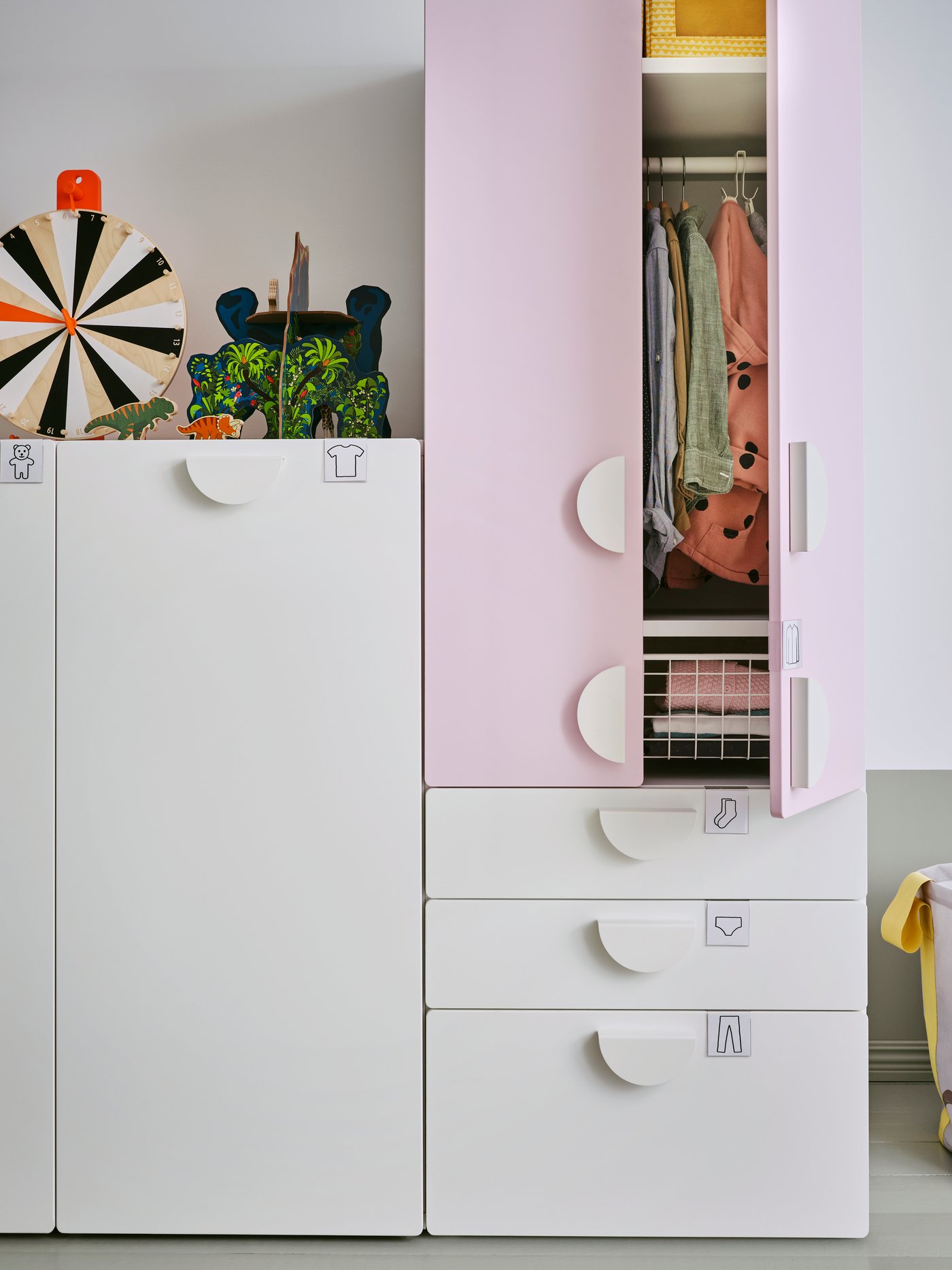 A LUSTIGT spinning wheel-game in the childrens room