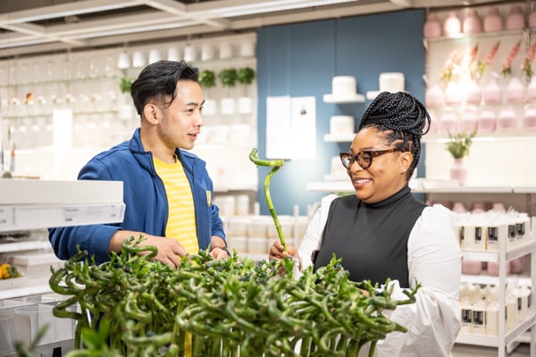 Un collaborateur IKEA aide une propriétaire d’entreprise en magasin.