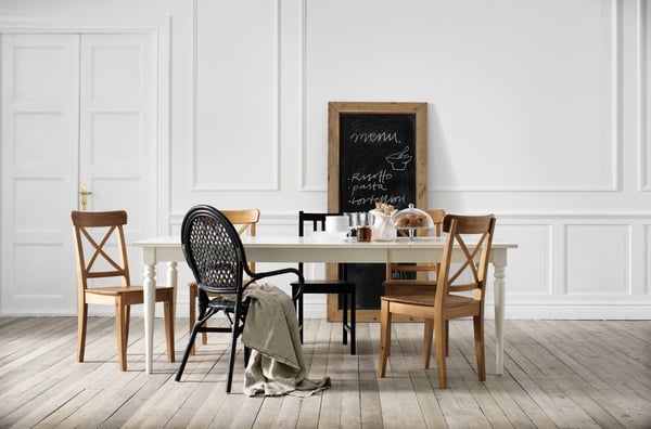 La serie INGOLF es una opción clásica y atemporal para quienes buscan muebles robustos y funcionales con un toque rústico. Con diseños simples y materiales de alta calidad,