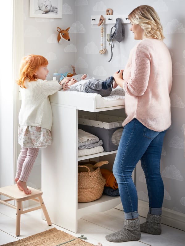 Une table à langer/étagère SMÅGÖRA blanche dans la chambre d'enfant