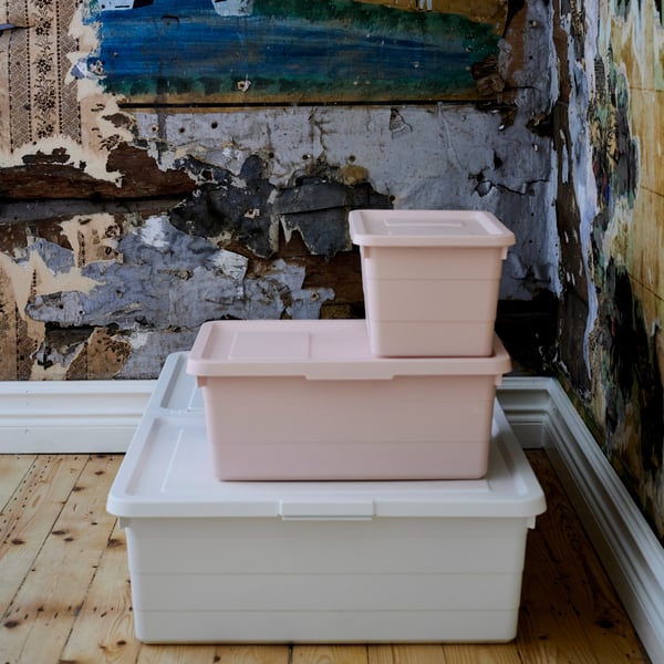 A pink SOCKERBIT box with lid in the home office