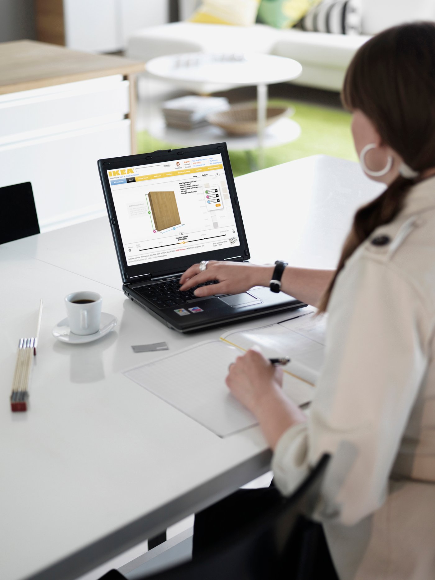 Kvinna som plannerar en förvaringsläsning i BESTÅ planeringsverktyg på sin laptop.