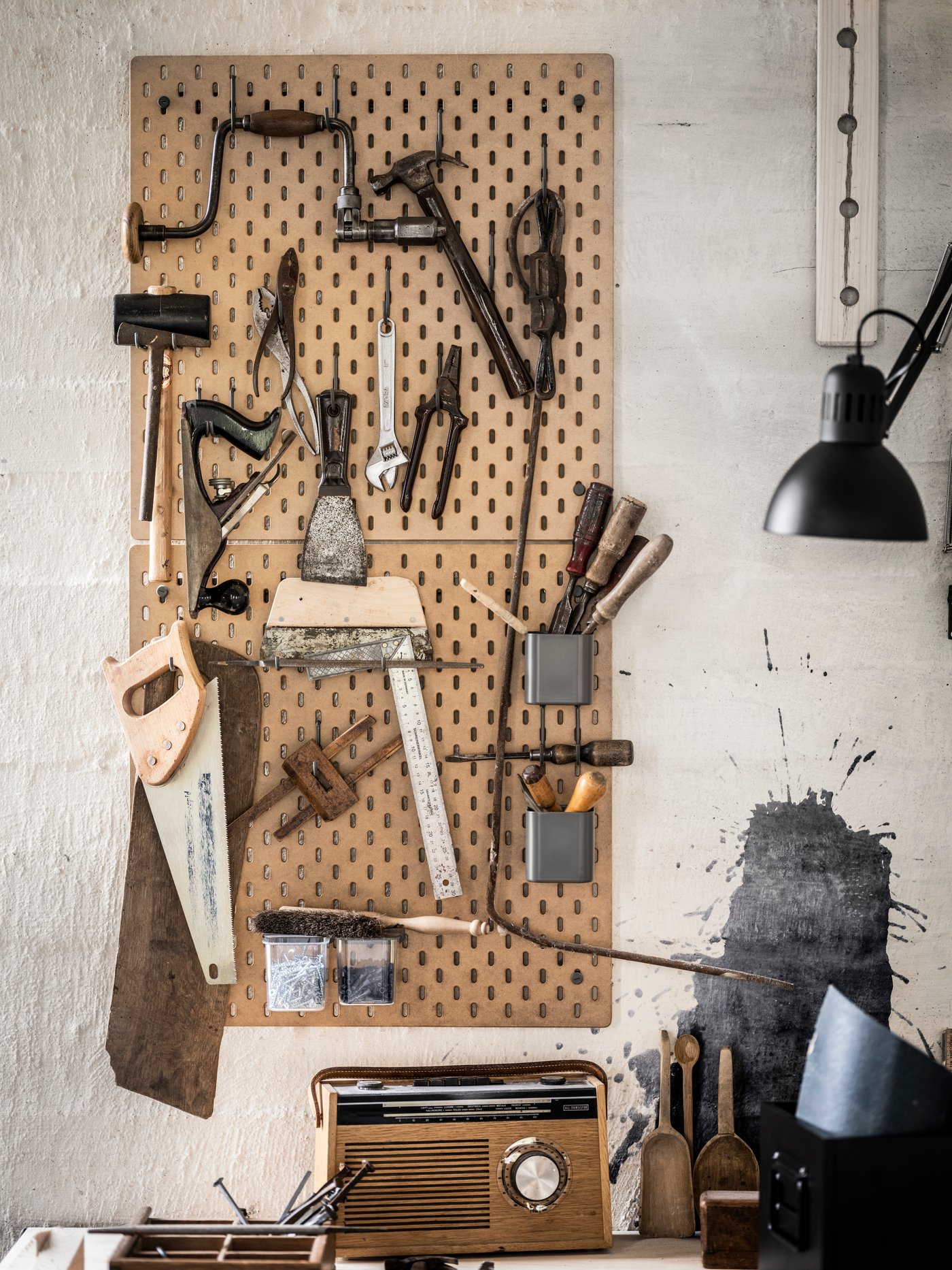 A wood SKÅDIS pegboard in the home office