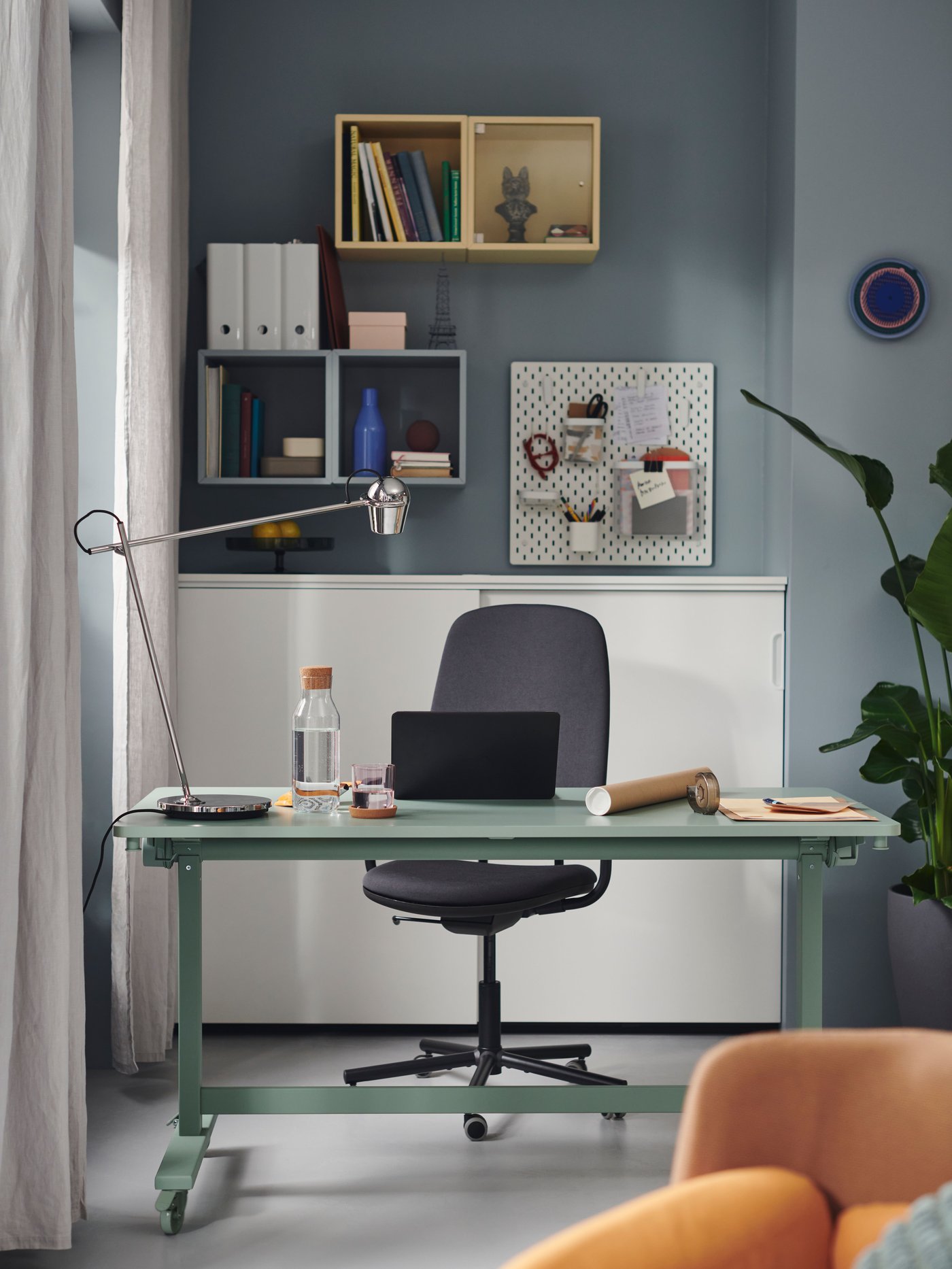 Een verchroomde MODERMOLN-werklamp in het thuiskantoor