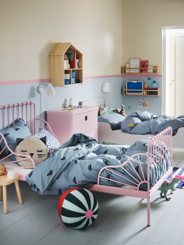 A beige BARNDRÖM cushion with pocket in the childrens room