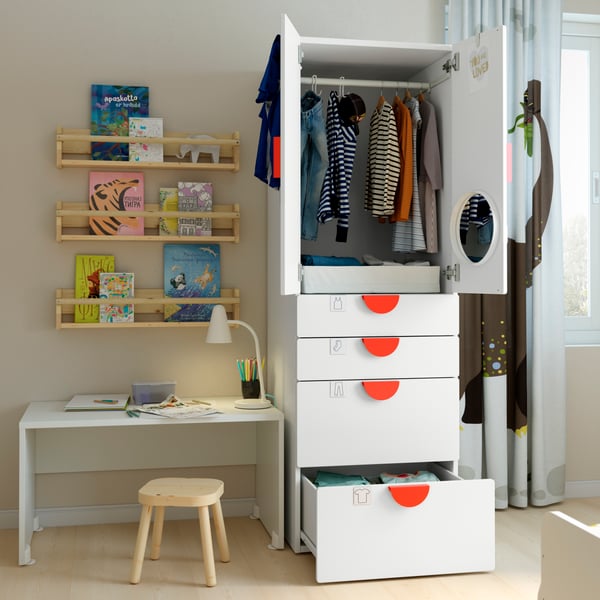 Two SMÅSTAD wardrobe doors, one with a blackboard finish and one in pink, finished with white BEGRIPA handles.