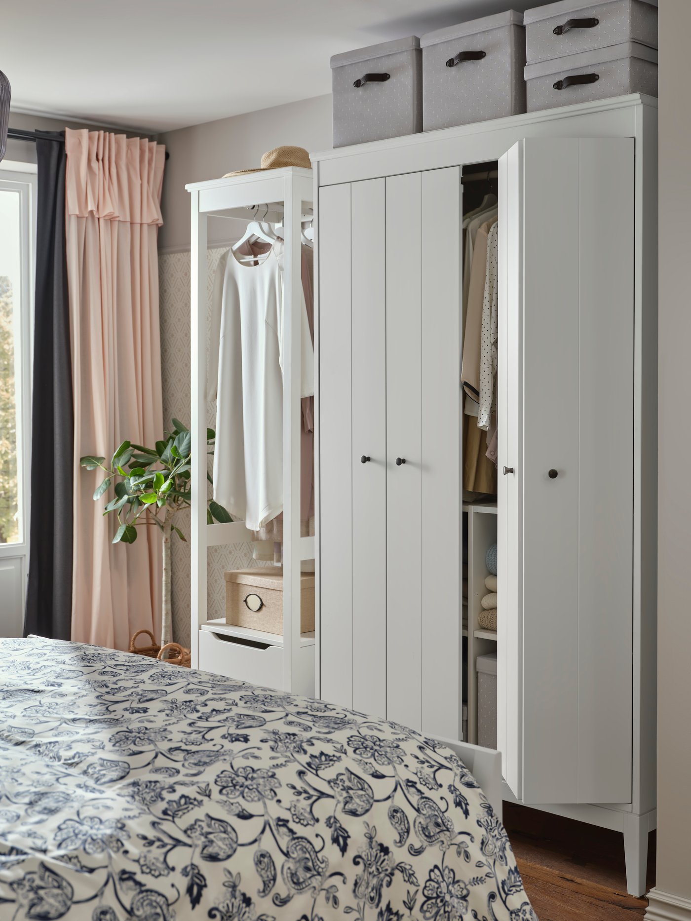 A beige KVARNVIK storage box with lid in the bedroom