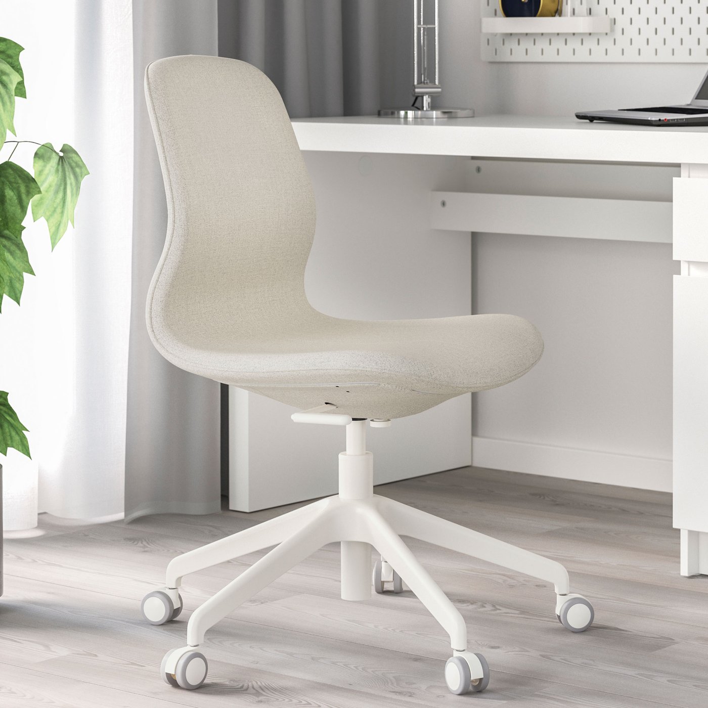 Silla de conferencia LÅNGFJÄLL en color beige Gunnared con base giratoria en un espacio de trabajo en casa.