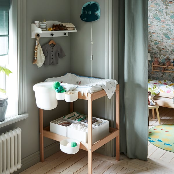 Une table à langer SNIGLAR en hêtre/blanc dans la chambre d'enfant
