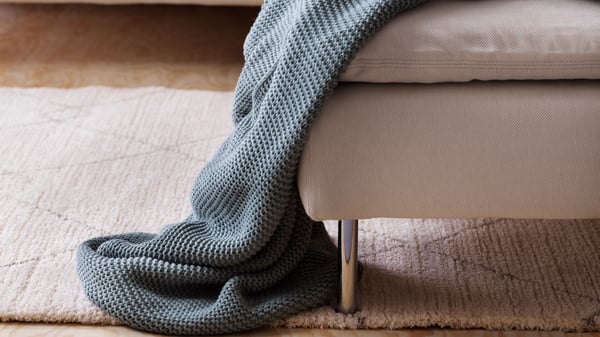 Un tapis TVERSTED beige, poils ras