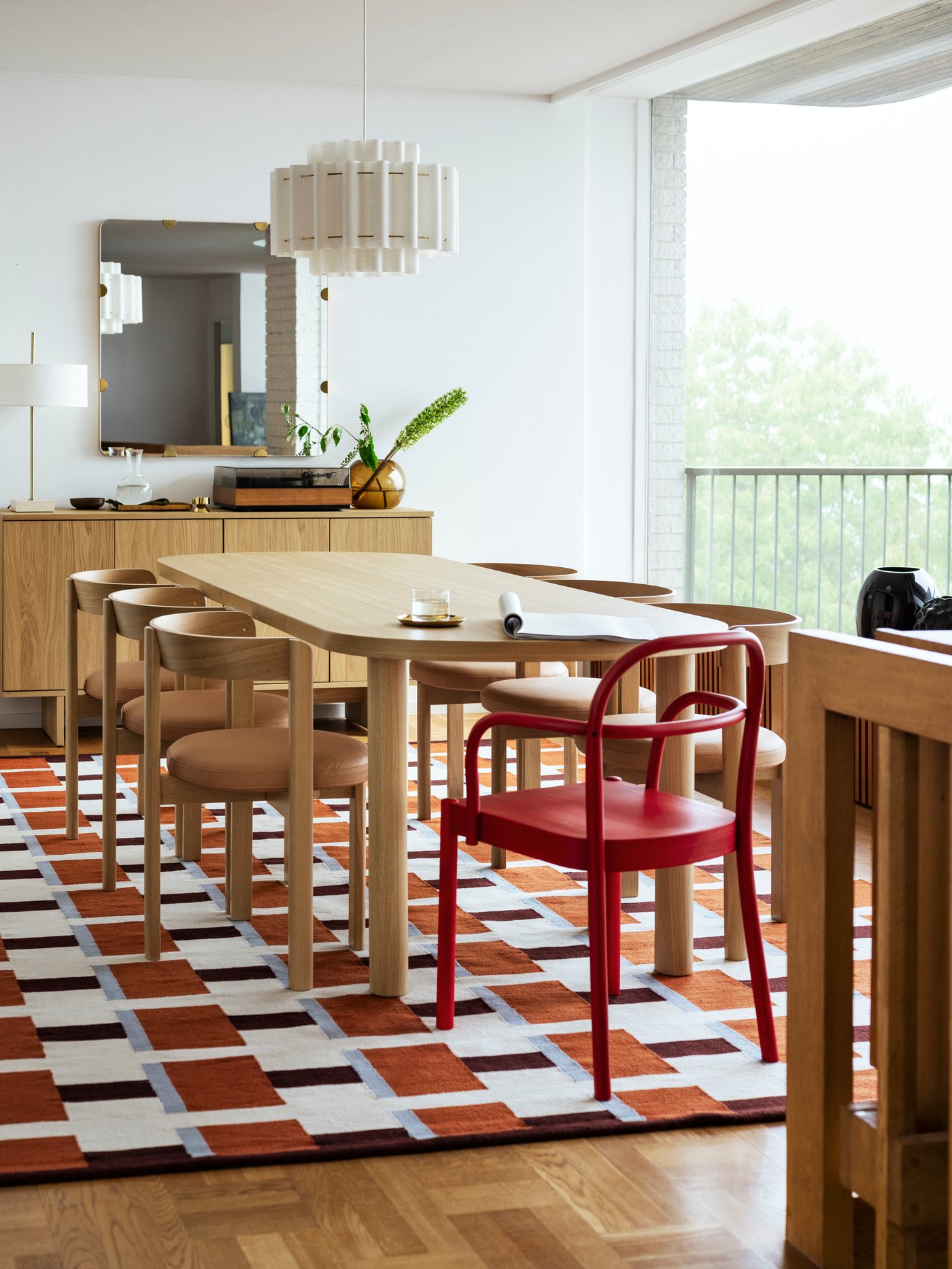 An oak/leather STOCKHOLM 2025 chair in the dining room