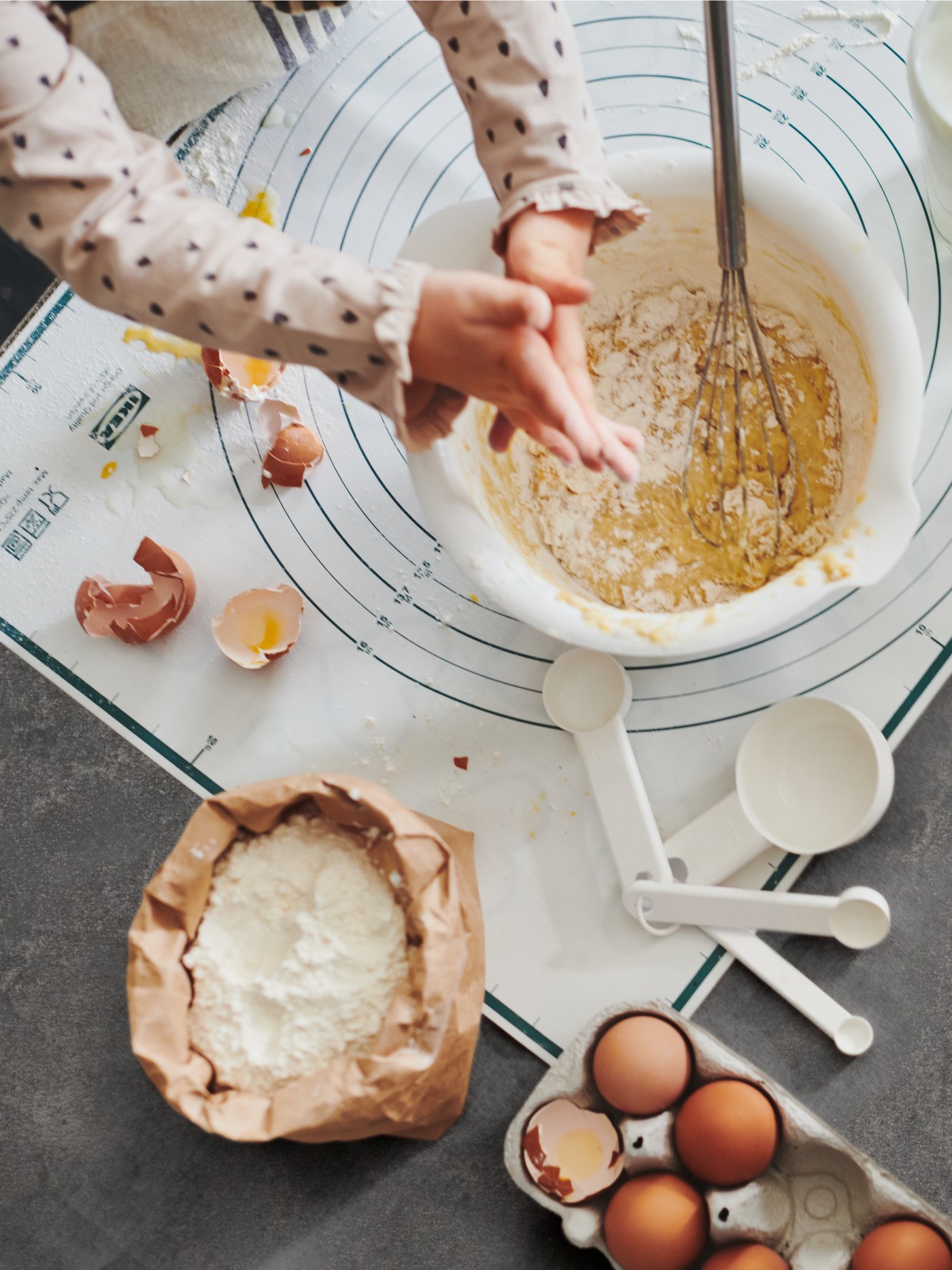 A white/turquoise BAKTRADITION baking mat in the kitchen