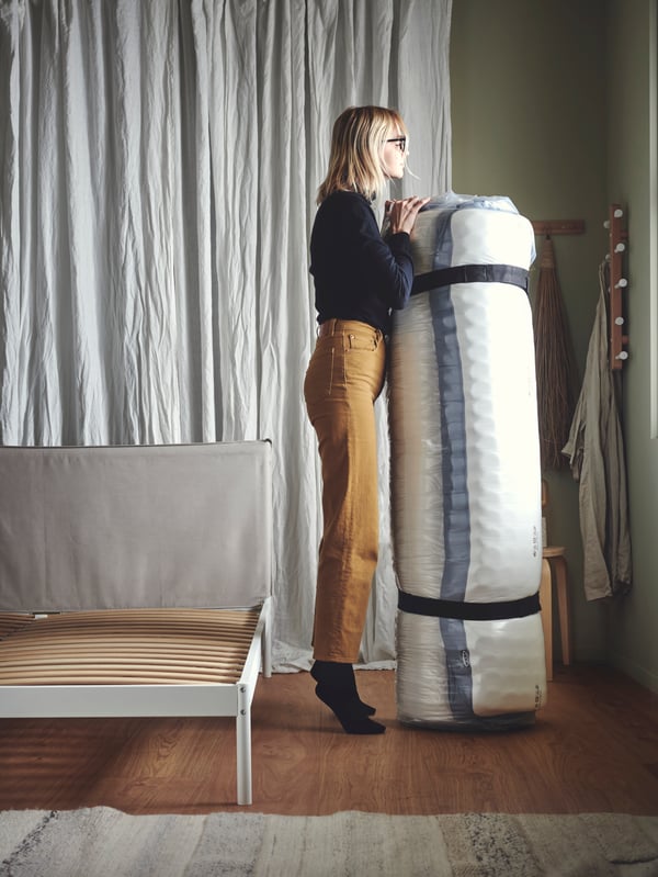Un armazón de cama KLEPPSTAD blanco/beige Vissle