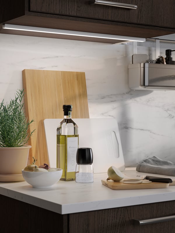 Une bande lumineuse sous les placards de cuisine. 