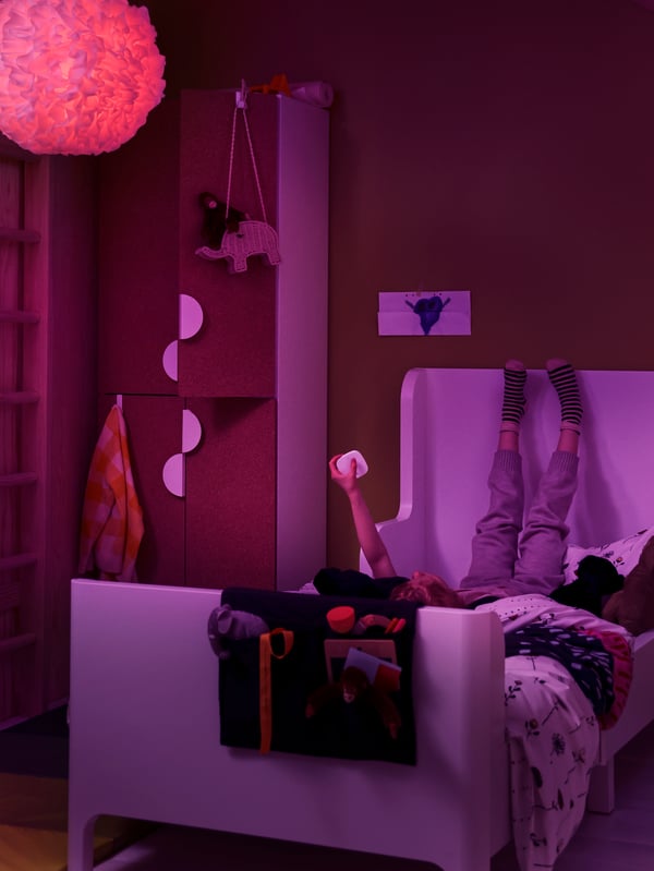 Eine intelligente weisse STYRBAR-Fernbedienung im Kinderzimmer